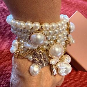 Elegant Pearl and Gold Bracelet